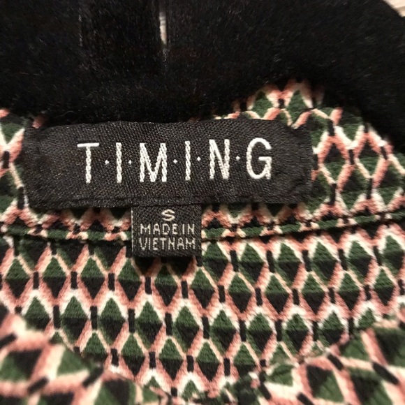 Cropped Button Down Blouse with 70s style pattern - Picture 4 of 5